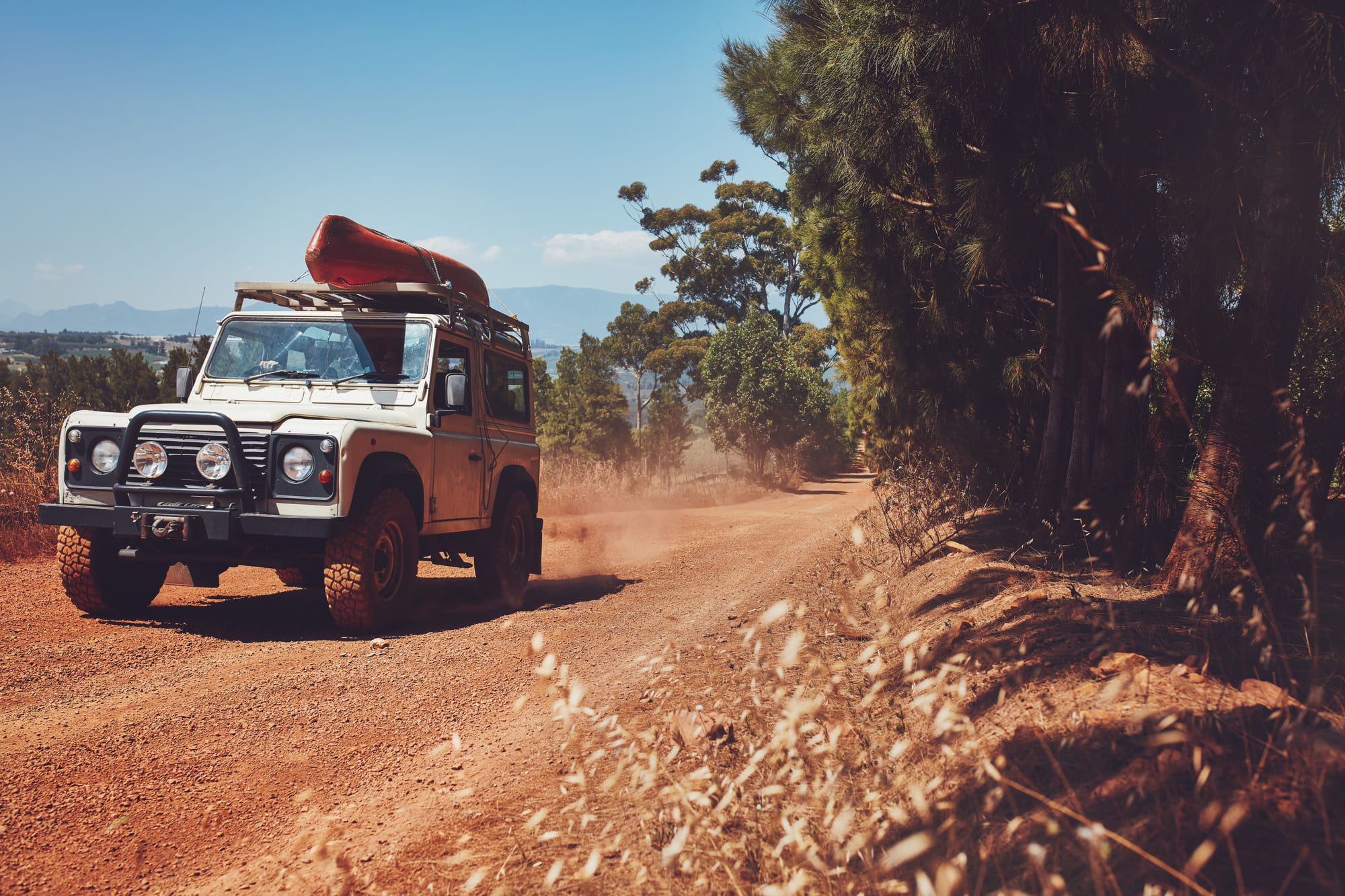 Vehículo 4x4 en un camino. Revista offroad.